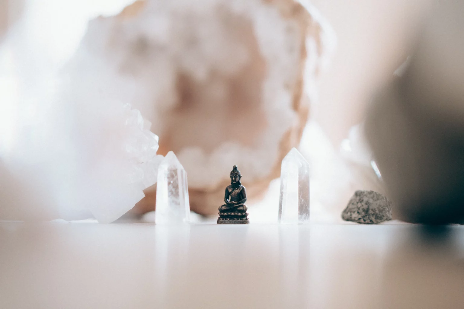 Sabine_Jaschke__Buddha_mit_Kristall_unsplash